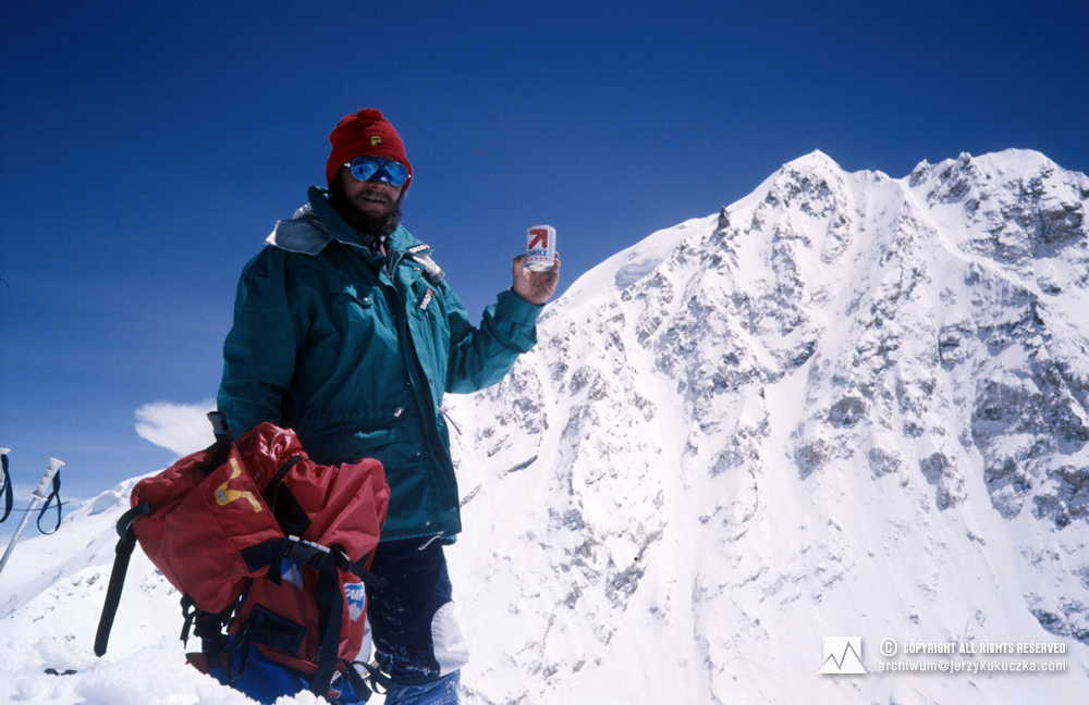 Jerzy Kukuczka on the top of Yebokangyal Ri (7365 m above sea level). Shisha Pangma's wall is visible in the background.