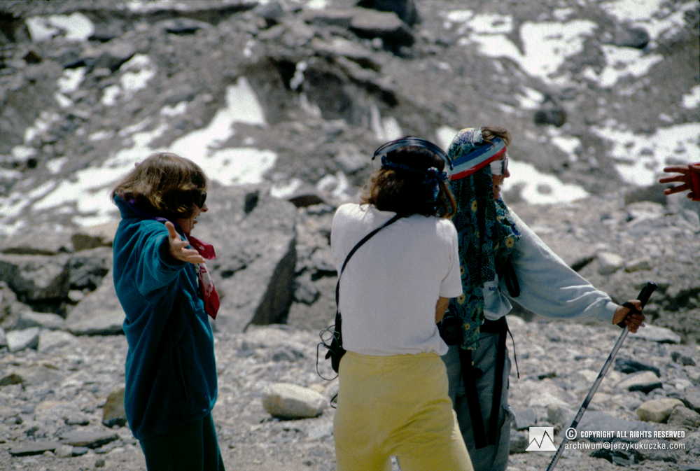 Participants of the expedition at the base. From the left: Christine de Colombel, Wanda Rutkiewicz and Małgorzata Fromenty-Bilczewska.