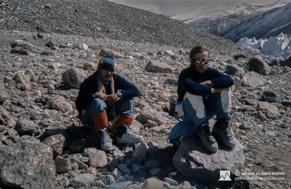Participants of the expedition in the base. From left: Carlos Carsolio and Artur Hajzer.