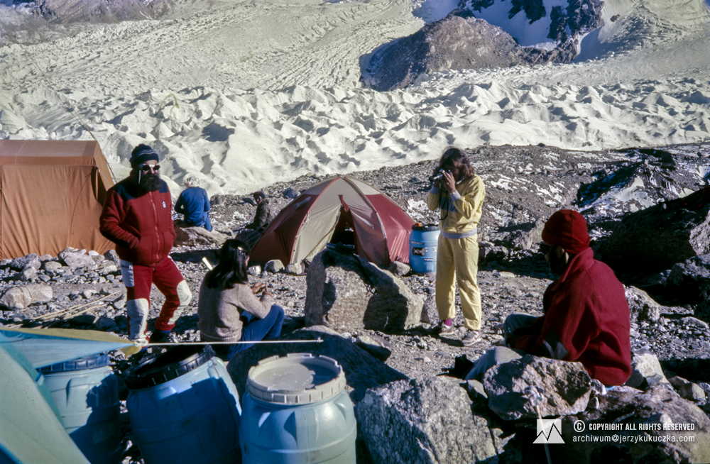 Participants of the expedition in the base. In the foreground, from the left: Janusz Majer, Elsa Avila, Wanda Rutkiewicz and Artur Hajzer. In the background from left: Steve Untch and Cassa.