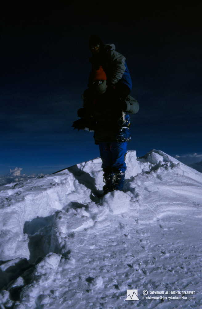 Participants of the expedition at the top of Shisha Pangma. From top: Elsa Avila and Carlos Carsolio.