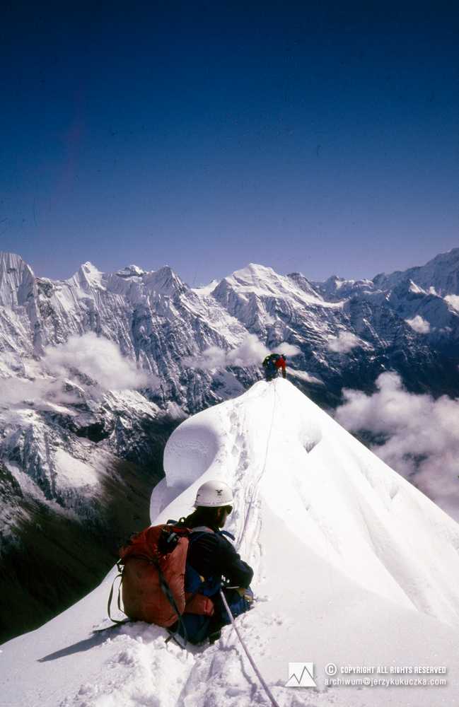 Wojtek Kurtyka (in a white helmet) and Artur Hajzer on the Manaslu ridge.