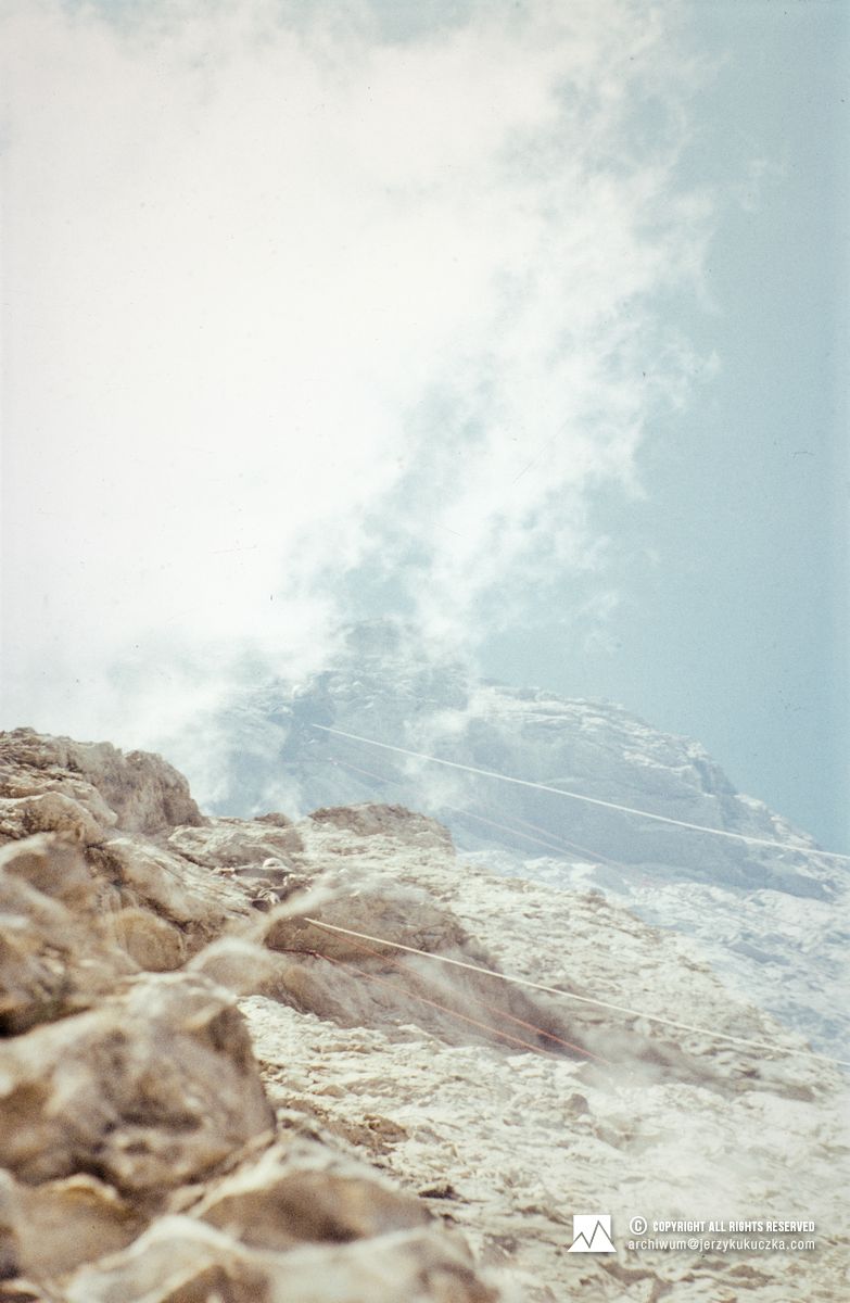 Jerzy Kukuczka podczas wspinaczki w Dolomitach.