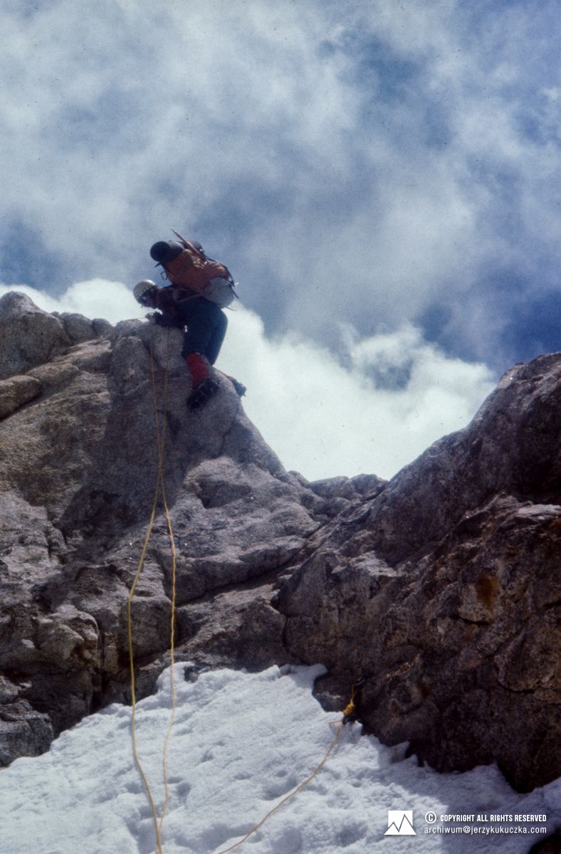 Michał Wroczyński podczas wspinaczki.