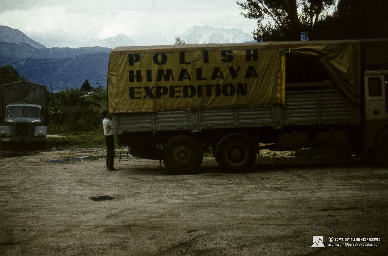 Postój uczestników wyprawy w Jugosławii.