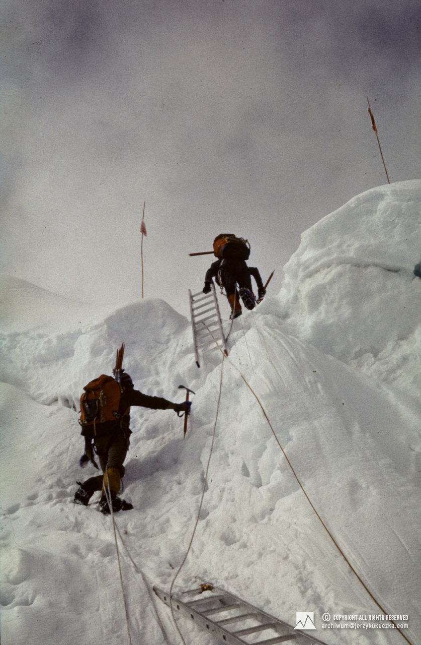 Uczestnicy wyprawy w trakcie wspinaczki na lodospadzie Khumbu. Prowadzi Janusz Skorek, za nim Andrzej Czok.