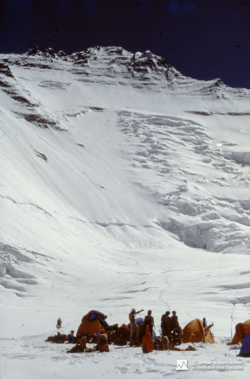 Uczestnicy wyprawy w obozie II (6500 m n.p.m.). W tle zachodnia ściana Lhotse (8516 m n.p.m.).