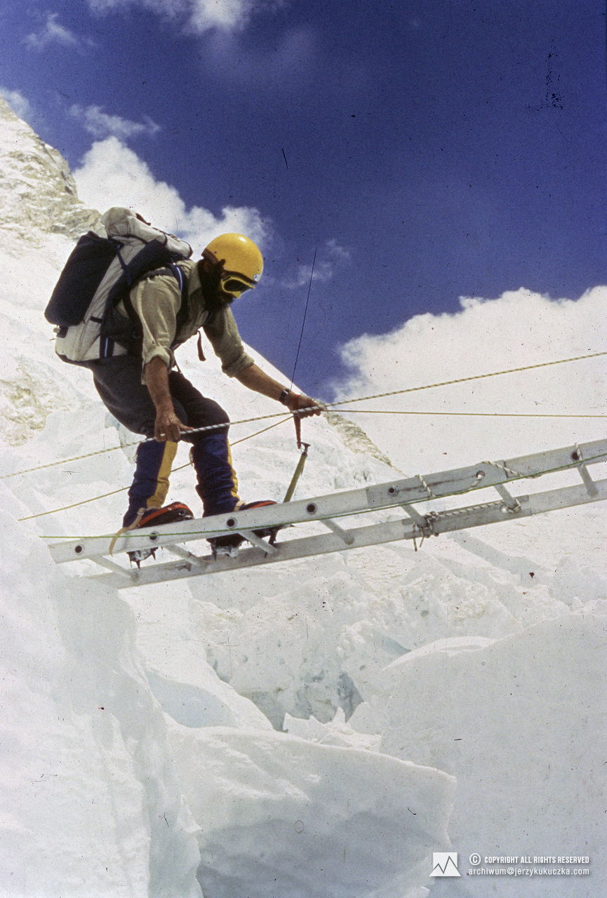 Zygmunt Andrzej Heinrich w trakcie pokonywania lodowej szczeliny w lodospadzie Khumbu.