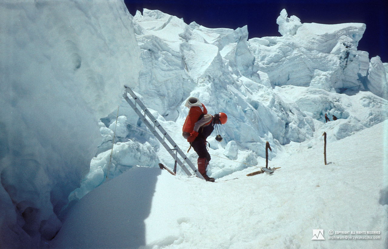 Jerzy Kukuczka na lodospadzie Khumbu.