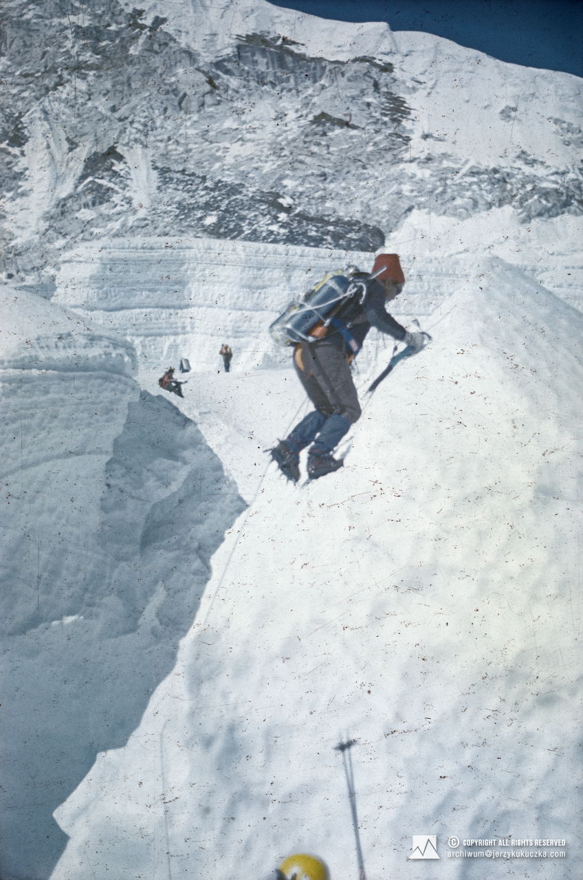 Uczestnicy wyprawy w trakcie wspinaczki w lodospadzie Khumbu.