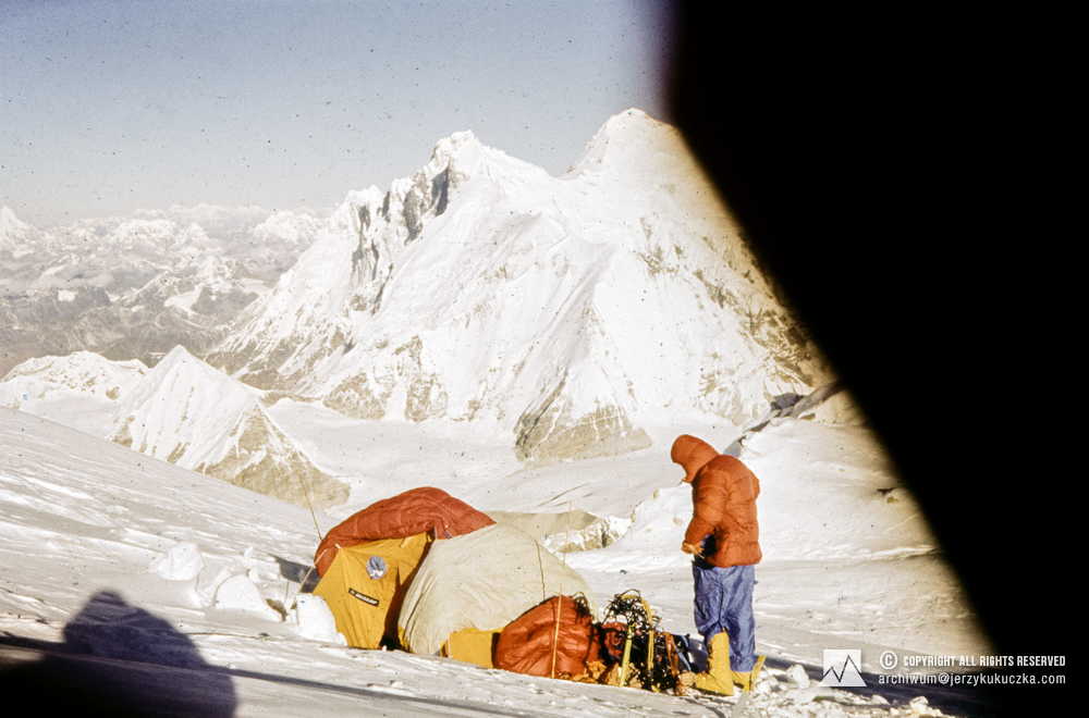 Wojciech Kurtyka w obozie na stoku Makalu. W tle ośmiotysięczniki. Od lewej: Lhotse (8516 m n.p.m.) i Mount Everest (8848 m n.p.m.).