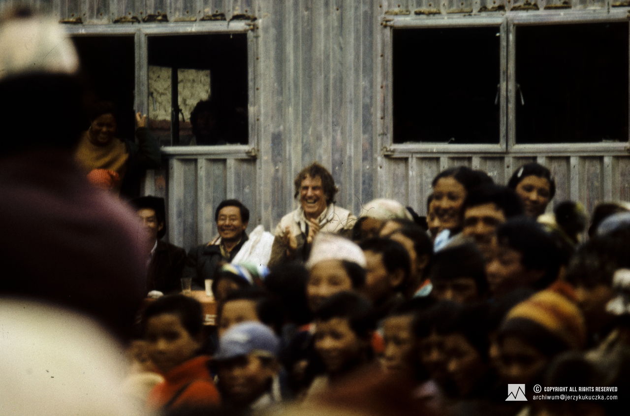 Mieszkańcy Nepalu w trakcie otwarcia jednej ze szkół, założonych przez organizację Himalayan Trust.