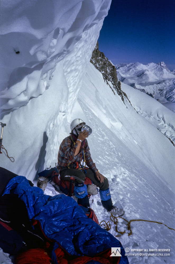Wojciech Kurtyka podczas ostatniego biwaku (7400 m n.p.m.) przed atakiem szczytowym na Gasherbrum I.