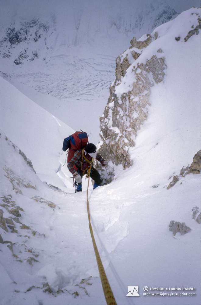 Wojciech Kurtyka w trakcie wspinaczki na Gasherbrum II.