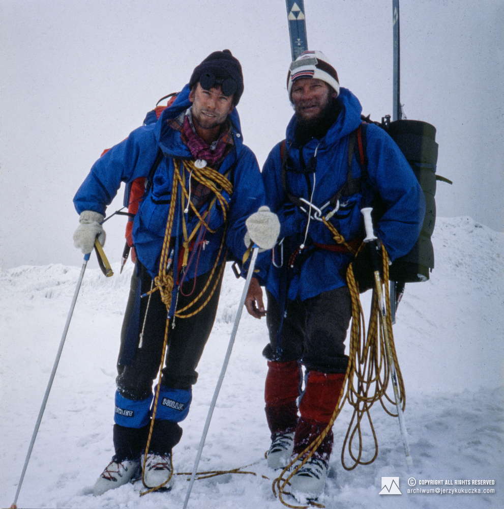 Uczestnicy wyprawy w bazie po zdobyciu szczytu Gasherbrum II. Od lewej: Wojciech Kurtyka i Jerzy Kukuczka.
