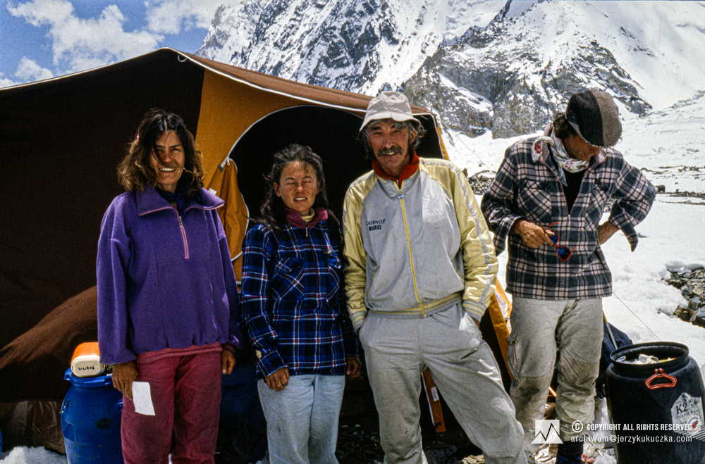Uczestnicy francuskiej wyprawy w bazie. Od lewej: Wanda Rutkiewicz, Lilian Barrard, Maurice Barrard i Michel Parmentier.