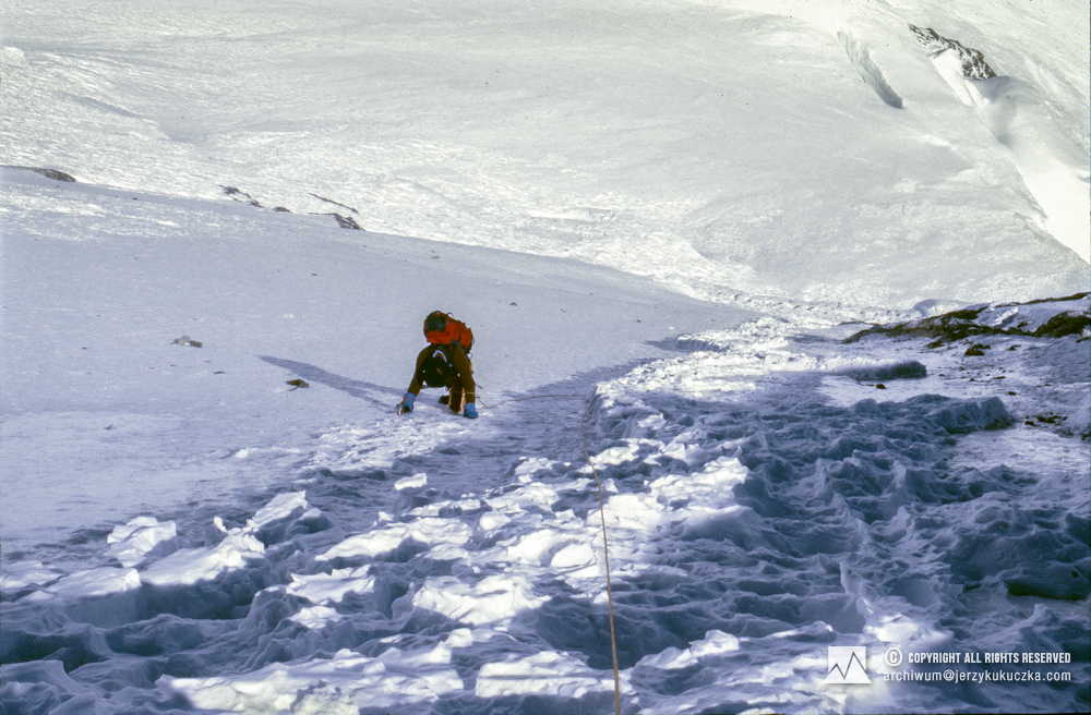 Tadeusz Piotrowski w trakcie wspinaczki na K2.