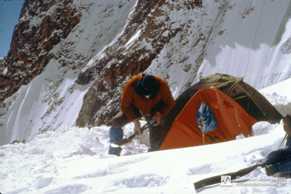 Tadeusz Piotrowski w obozie na stoku K2.