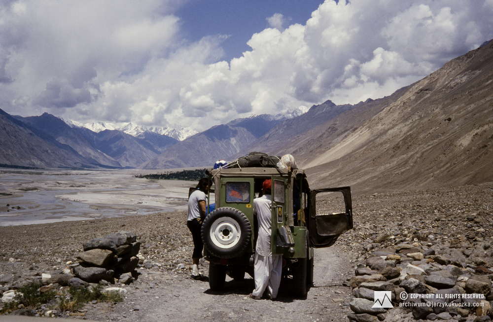 Uczestnicy wyprawy w dolinie rzeki Shigar.