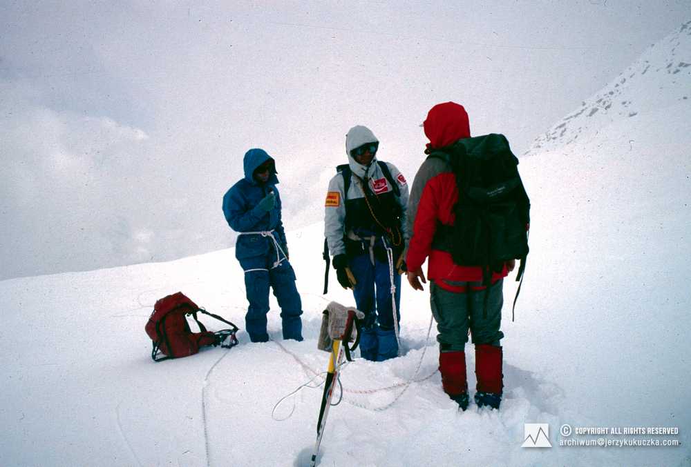 Uczestnicy wyprawy na stoku Manaslu. Od lewej: Wojtek Kurtyka, Carlos Carsolio i Edward Westerlund.
