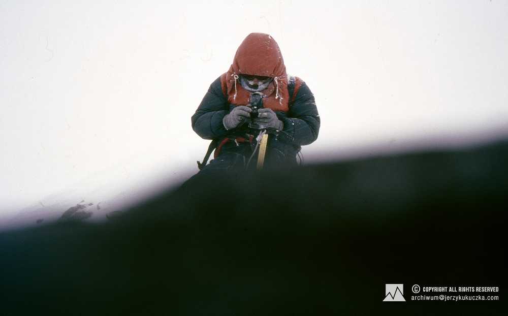 Artur Hajzer na szczycie Annapurny - 03.02.1987 (8091 m n.p.m.).