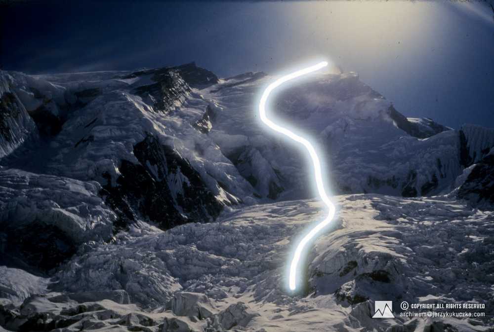 Masyw Annapurny z zaznaczoną trasą na szczyt główny (8091 m n.p.m.).