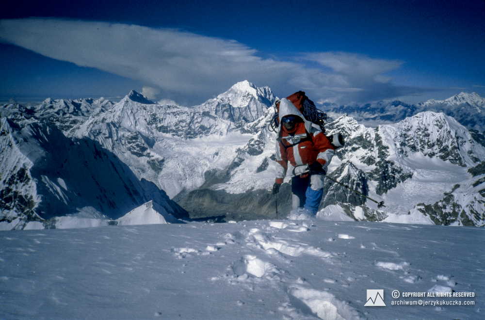 Jerzy Kukuczka na stoku Shisha Pangmy. W centrum widoczny szczyt Langtang Lirung (7227 m n.p.m.).