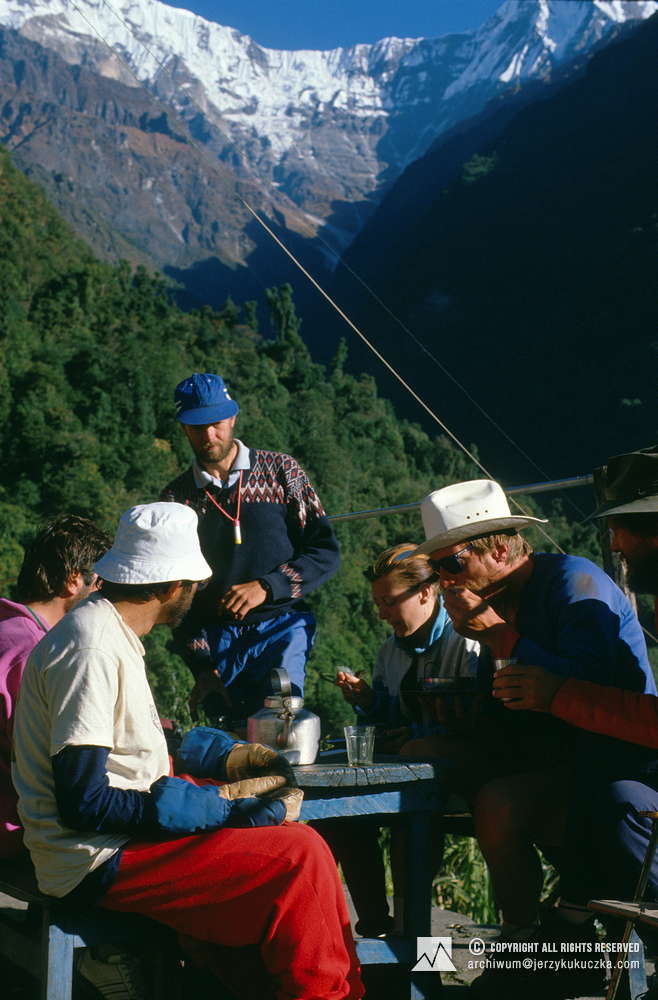 Uczestnicy wyprawy podczas postoju po zdobyciu Annapurny. Od lewej: Alberto Soncini, Francisco Espinoza, Phil Butler, NN, Steve Untch i Henry Todd.