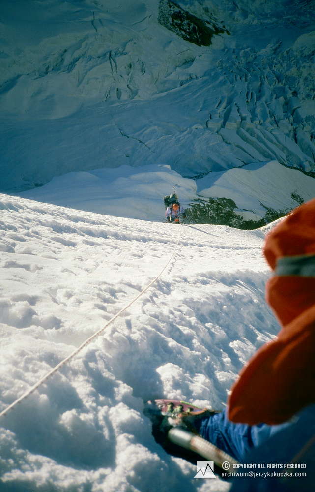 Jerzy Kukuczka podczas wspinaczki na stoku Annapurny wspomaga się liną poręczową.