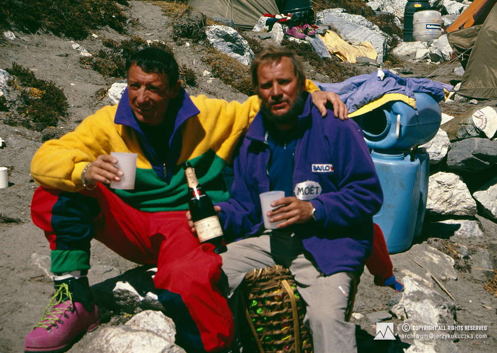 Uczestnicy wyprawy w bazie. Od lewej: Yves Ballu i Jerzy Kukuczka.
