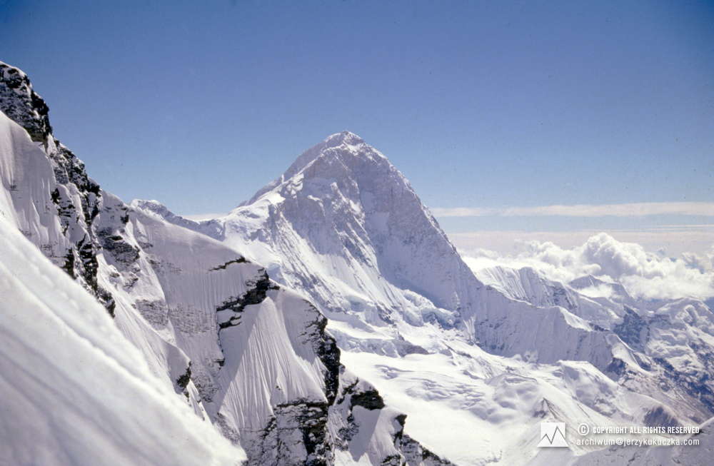 Szczyt Makalu (8481 m n.p.m.) widoczny z południowej ściany Lhotse.