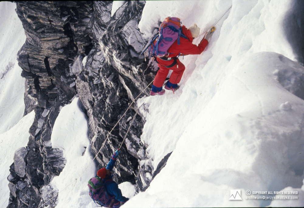 Himalaiści w ścianie Lhotse. Prowadzi Floriano Castelnuovo, za nim wspina się Fulvio Mariani.