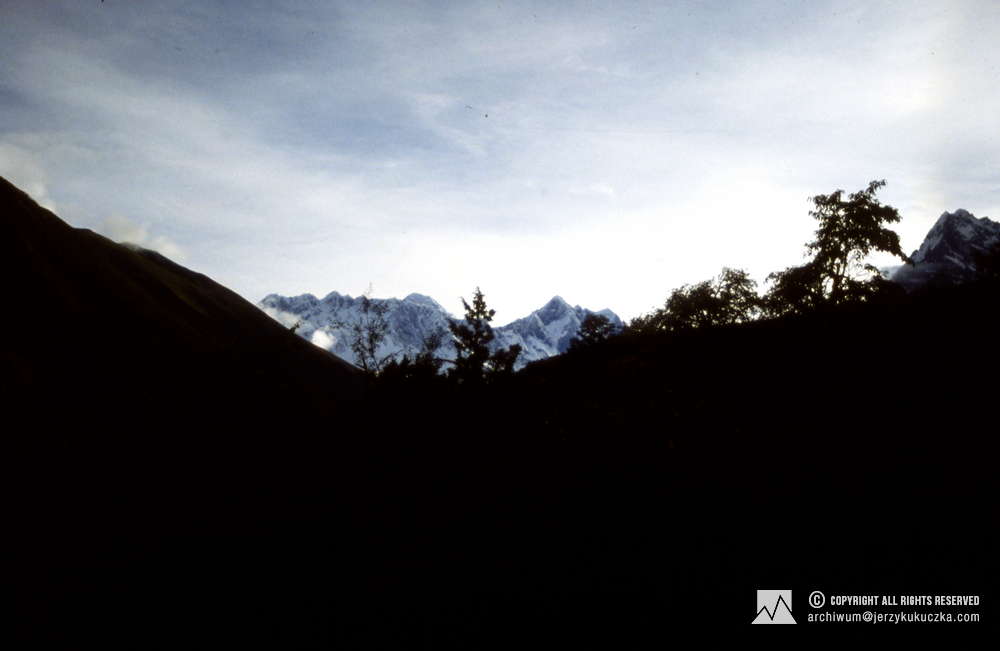 Ośmiotysięczniki widoczne z oddali. Od lewej: Mount Everest (8848 m n.p.m.) i Lhotse (8516 m n.p.m.).
