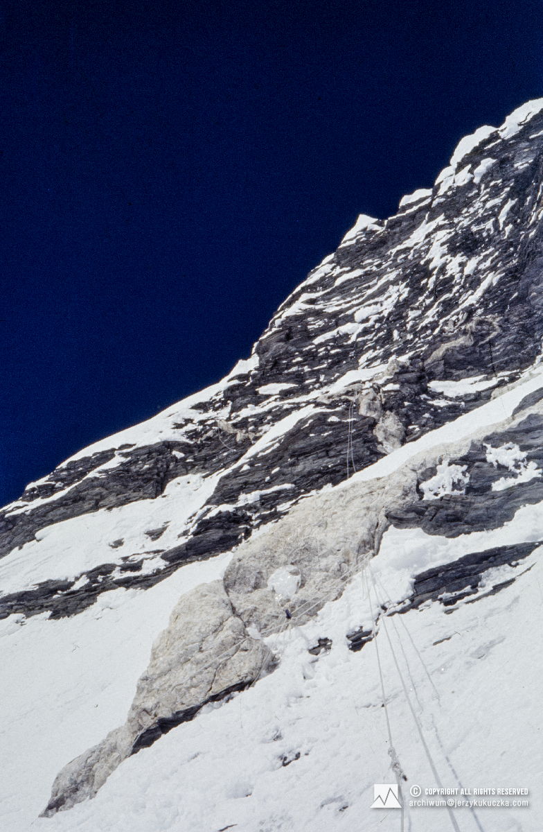 Skalna bariera na południowej ścianie Lhotse.