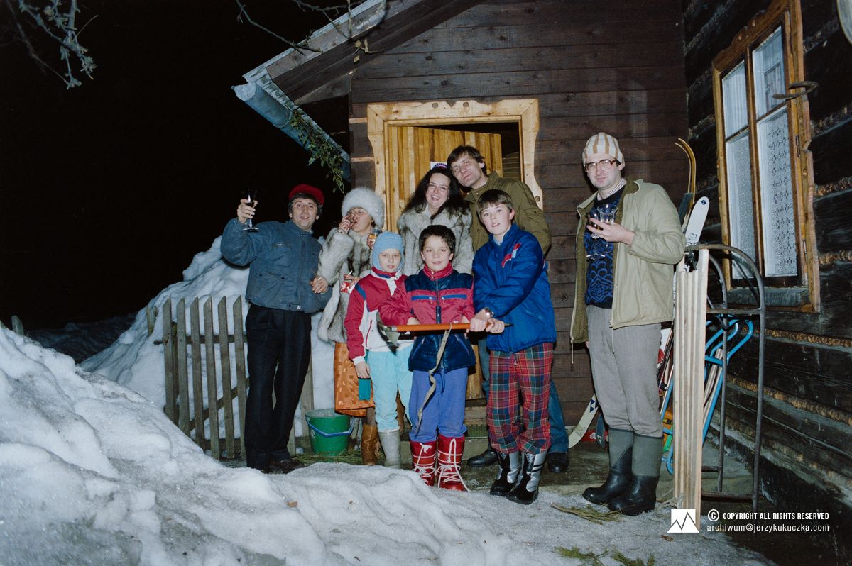 Sylwester w Istebnej. Od lewej dorośli: Eugeniusz Krajcer, Danuta Lipińska, Danuta Krajer, Henryk Szymik i Jacek Koterba. Od lewej dzieci: Sandra Krajcer, Maciej Kukuczka i Patrycjusz Polak.