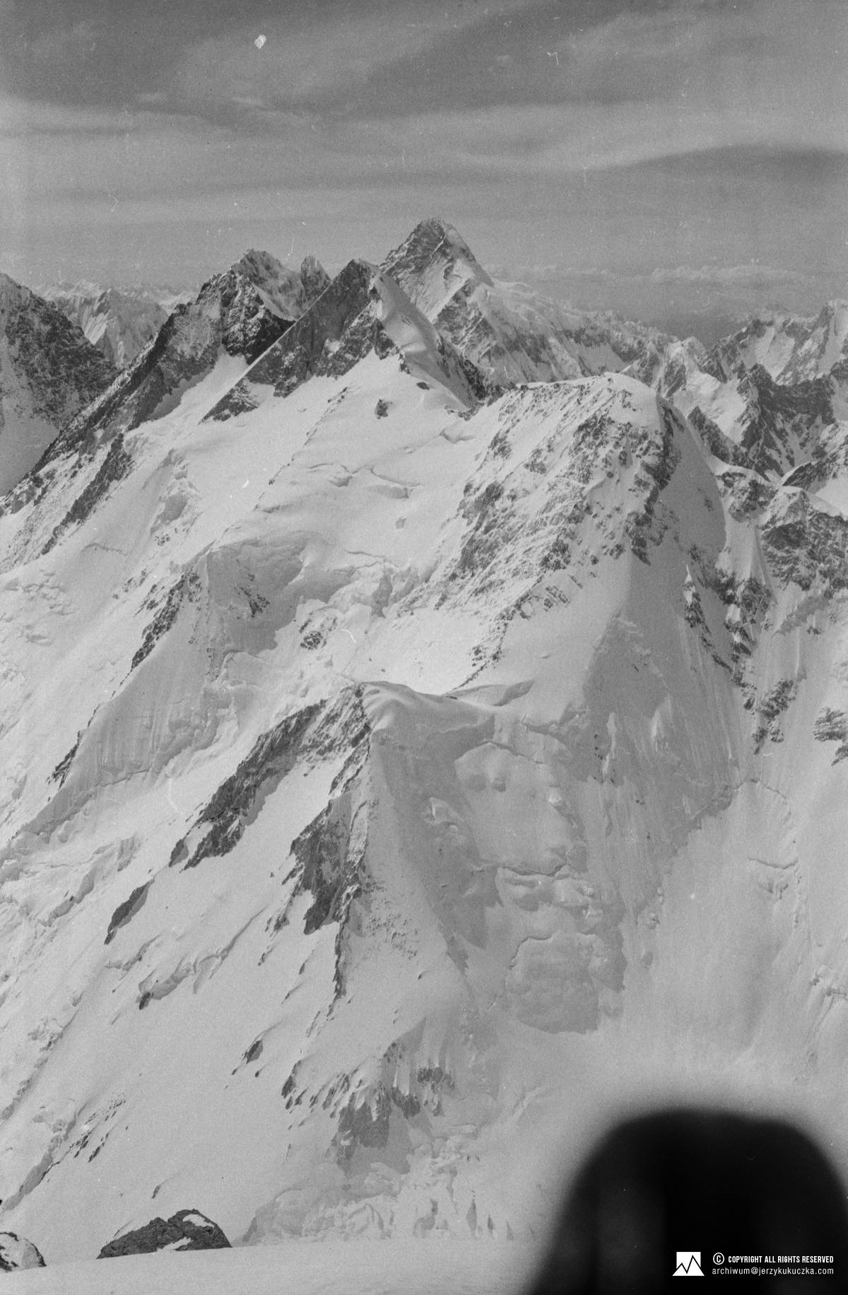 Szczyty widoczne z wierzchołka Gasherbrum I (8080 m n.p.m.). W głąb: Gasherbrum II East (7772 m n.p.m.), Gasherbrum II (8035 m n.p.m.), Gasherbrum III (7952 m n.p.m.), Broad Peak (8051 m n.p.m.) oraz K2 (8611 m n.p.m.).