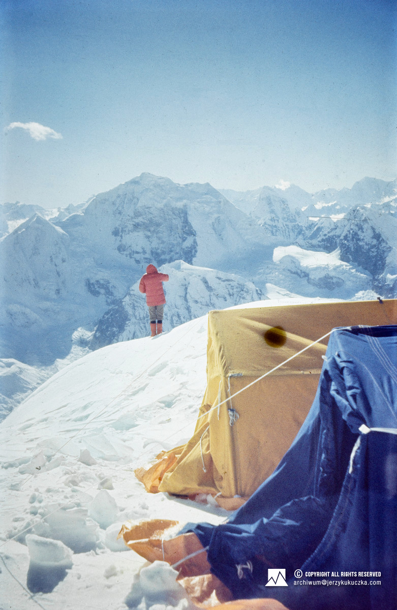 Uczestnik wyprawy w obozie III (7000 m n.p.m.).