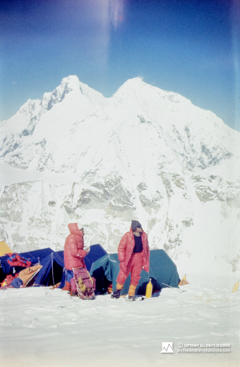 Uczestnicy wyprawy w obozie III (7000 m n.p.m.). Od lewej: Paweł Zawidzki i Andrzej Marczak.