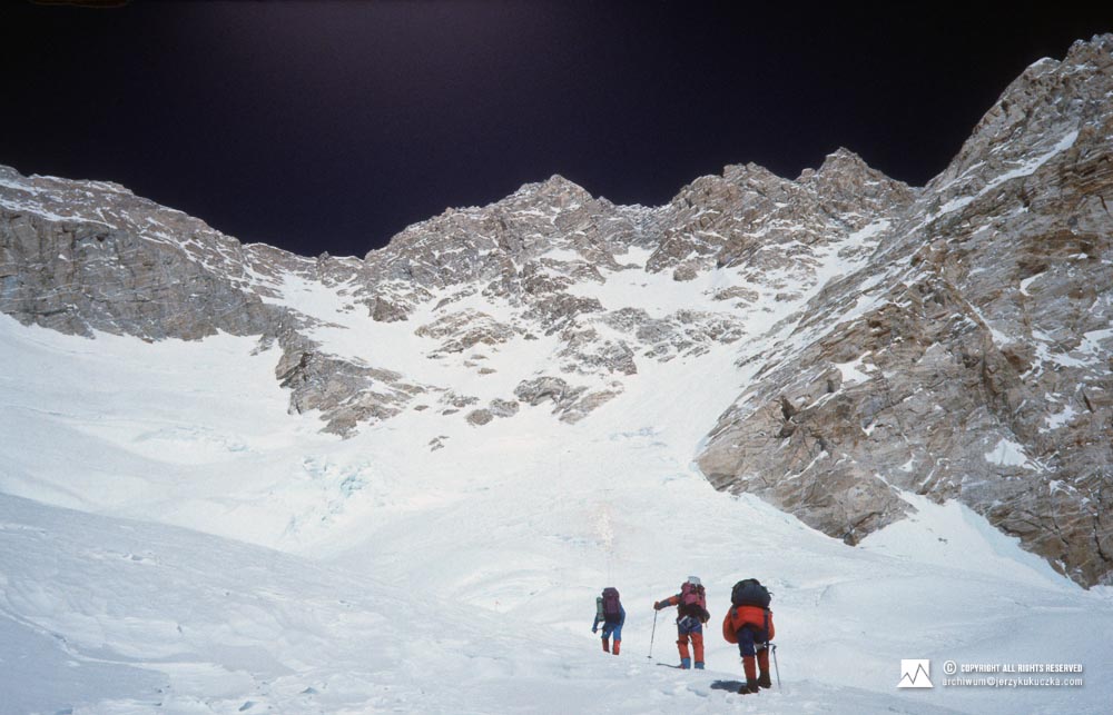 Climbers on the Kangchenjunga slope. Przemysław Piasecki is leading, followed by Andrzej Czok and Krzysztof Wielicki.