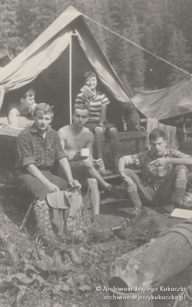 Lata. 70 XX w. Biwak w Tatrach w pobliżu Morskiego Oka. Jerzy Kukuczka (pierwszy od lewej).
