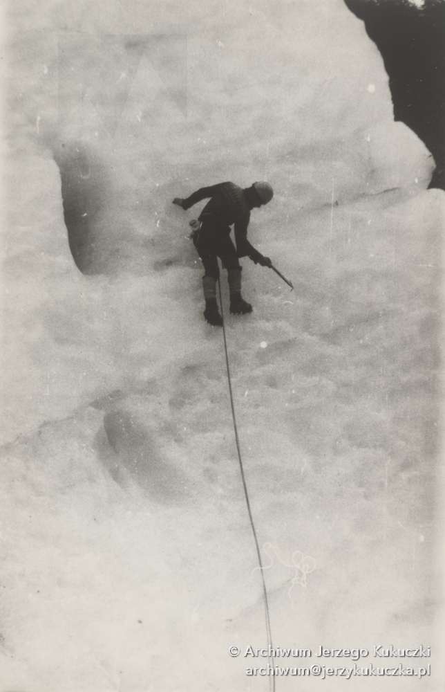 Jerzy Kukuczka w ścianie podczas wspinaczki w lodzie.