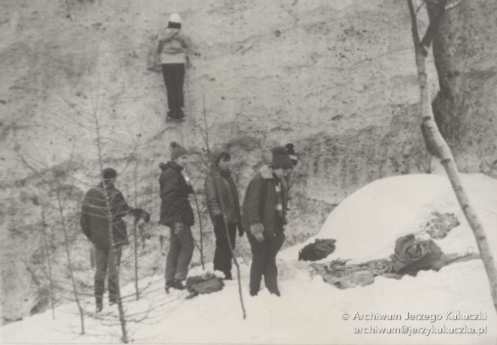 Jura Krakowsko-Częstochowska, grupa przyjaciół Jerzego Kukuczka stojąca pod skałą.