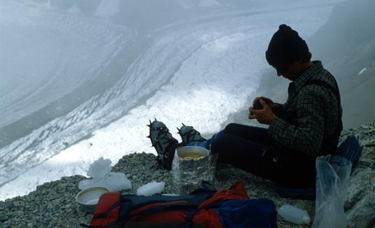 Wojciech Kurtyka en campo en la ladera del Broad Peak.