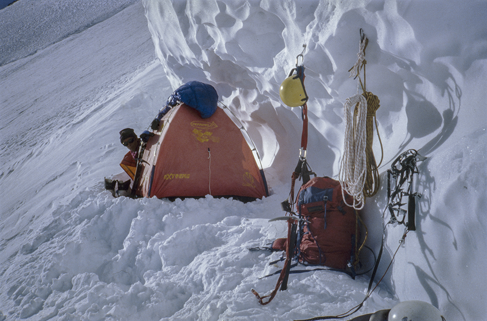  Wojciech Kurtyka w trakcie biwaku w ścianie Gasherbruma I.