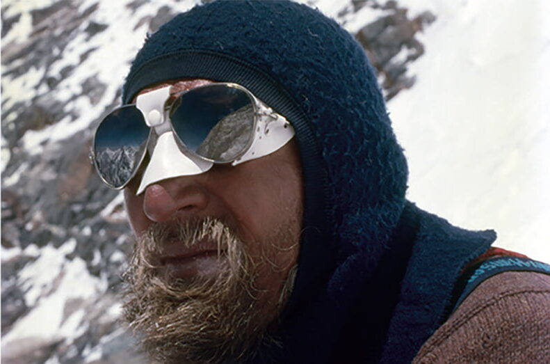 “Tadek Piotrowski był na przełomie lat sześćdziesiątych i siedemdziesiątych najwybitniejszym polskim taternikiem, wielkim specjalistą od wejść zimowych, miał na swoim koncie liczne pierwsze wejścia zimowe w Tatrach, Alpach i górach Norwegii”.