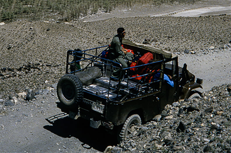 Uczestnicy wyprawy w drodze do Dasso - ostatniej miejscowości na trasie karawany, do której da się dojechać samochodem. W tle dolina rzeki Shigar.