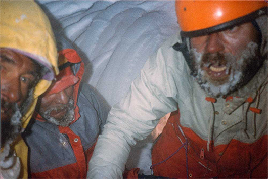 Kibel (nieplanowany biwak) w jamie śnieżnej podczas zejścia ze szczytu do obozu V. Od lewej: Andrzej Zyga Heinrich, Jerzy Kukuczka, Sławomir Łobodziński.